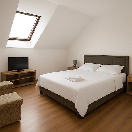 Apartment And Rooms D&J Zabljak  Bagian luar foto